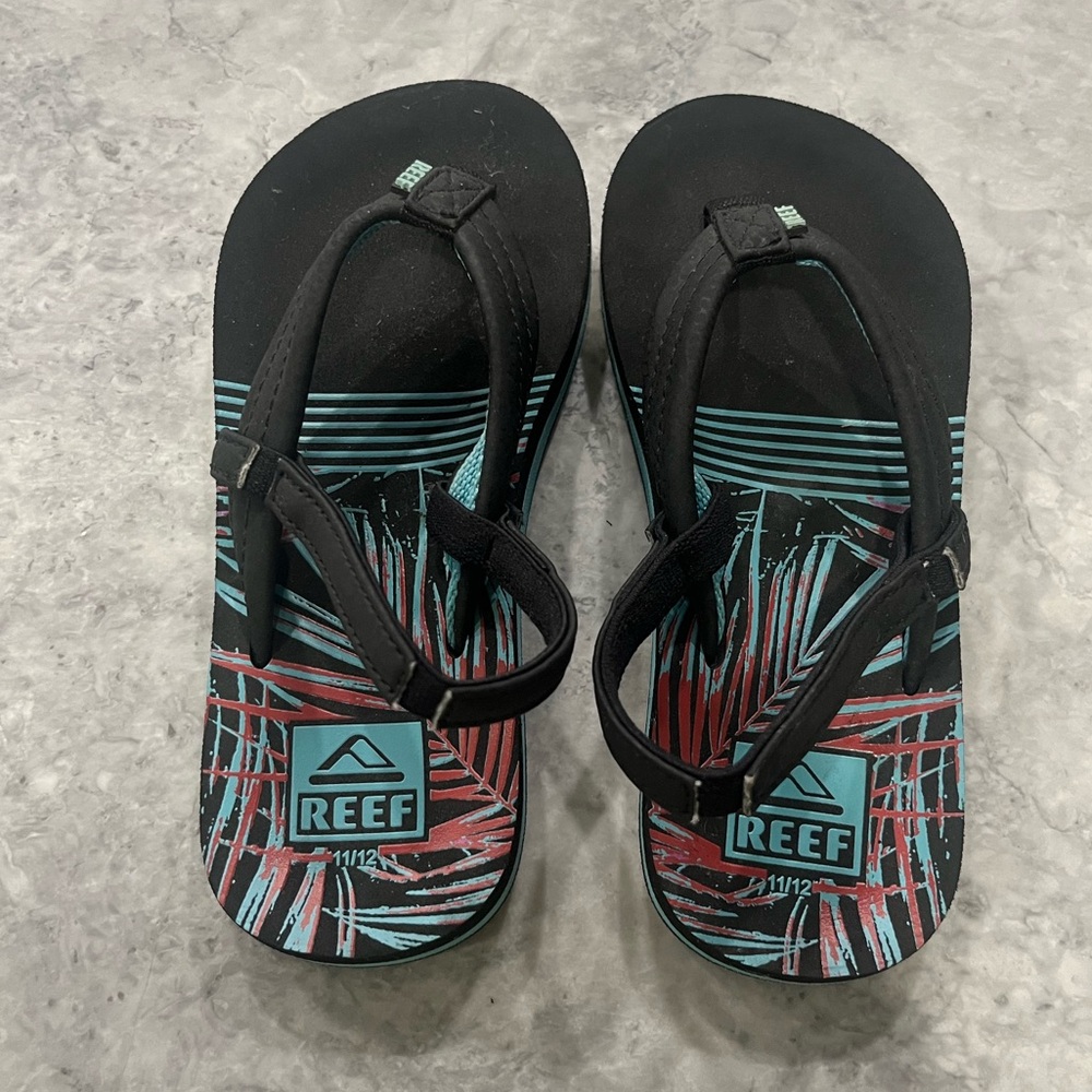 Reef Black and Aqua Sandals Like New 
size kids 11-12 boys